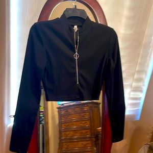 🌹🌹Forefair Black Long sleeve long crop top w cute silver circle zip pendant 💋